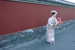 Flicka i traditionell klädsel vid Drum & Bell Tower, Beijing.