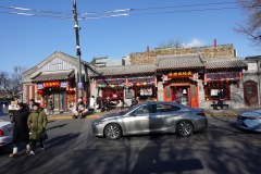Gatan som leder upp till Drum & Bell Tower med mängder av restauranger, Beijing.