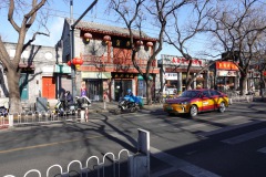 Gatan som leder upp till Drum & Bell Tower med mängder av restauranger, Beijing.