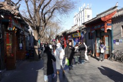 Gatuscen längs den mysiga gågatan, Beijing.