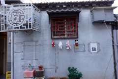 Utsmyckad fasad på bostadshus i Beijing.