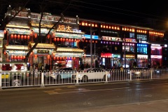 Gatuscen på kvällen i området med restauranger vid Beixinqiao station, Beijing.