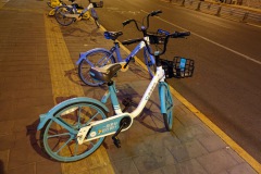 Cyklar för uthyrning. Jag antar att man kan betala med WeChat.