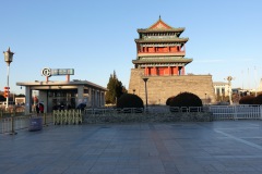 Qianmen metro station och Qianmen Gate söder om Tiananmen Square, Beijing.