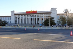 Kinas nationalmuseum på torgets östra sida, Tiananmen Square, Beijing.