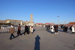 Mitt i bild Monumentet till folkets hjältar, Tiananmen Square, Beijing.