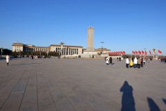 Till vänster Folkets stora hall och i mitten Monumentet till folkets hjältar, Tiananmen Square, Beijing.