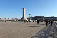 Monumentet till folkets hjältar i förgrunden och Kinas nationalmuseum i bakgrunden, Tiananmen Square, Beijing.