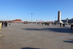 Himmelska fridens port till vänster och Monumentet till folkets hjältar till höger, Tiananmen Square, Beijing.