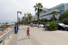 Lekande flicka längs Beirut Corniche, Beirut.