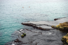 Badande i havet vid Beirut Corniche, Beirut.