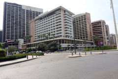 Byggnaden längst till vänster är Holiday Inn som färdigställdes 1974 och bara vara i bruk ett drygt år då inbördeskriget bröt ut 1975. Det tvistas om byggnaden skall rivas eller renoveras vilket är orsaken till att den står kvar med sina sår efter kriget, downtown Beirut.