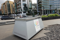 Kopia av skulpturen "Revolver med knut" vars original i New York skapades av svenske konstnären Carl Fredrik Reuterswärd vid Zaitunay Bay, downtown Beirut.