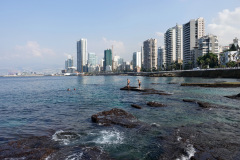 Bad nedanför Beirut Corniche, Beirut.