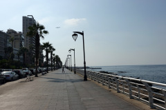 Beirut Corniche med plan i bakgrunden som går ner för landning på stadens flygplats, Beirut.