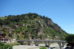 Bron Gorica som går över floden Osum, Berat.