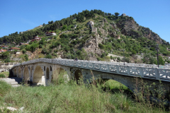 Bron Gorica som går över floden Osum, Berat.