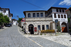Heraklis Hotel som ligger längs gatan Rruga Mihal Komnena, Berat.