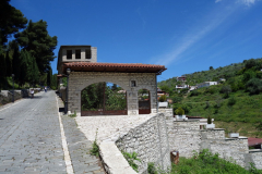 Rruga Mihal Komnena som leder upp till Berat castle, Berat.