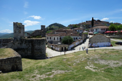 Del av slottsmuren och de gamla vackra bebodda stenhusen, Berat Castle, Berat.