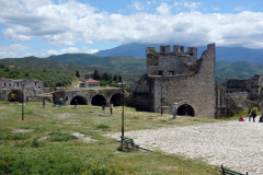 Del av slottsmuren med Mount Tomorr i bakgrunden, Berat Castle, Berat.