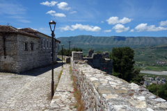 Del av slottsmuren och bostadshus, Berat Castle, Berat.