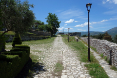 Promenaden längs slottsmuren i sydlig riktning, Berat Castle, Berat.