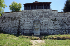 Jättestenhuvud föreställande Konstantin den store, Berat Castle, Berat.