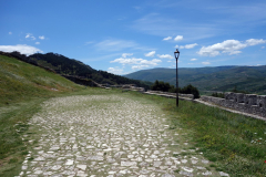 Promenaden längs slottsmuren i sydlig riktning, Berat Castle, Berat.