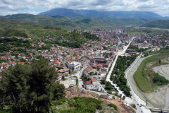 Utsikt över Berat med Mount Tomorr i bakgrunden från Berat Castle.