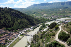 Bron Gorica från Berat Castle viewpoint, Berat. Bron där jag hoppade av bussen vid ankomst till Berat längre bort i bild.