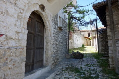 De mysiga gatorna bland bostadshusen i Berat Castle, Berat.