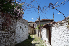 De mysiga gatorna bland bostadshusen i Berat Castle, Berat.