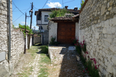 De mysiga gatorna bland bostadshusen i Berat Castle, Berat.