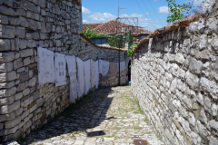 De mysiga gatorna bland bostadshusen i Berat Castle, Berat.