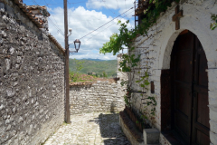 De mysiga gatorna bland bostadshusen i Berat Castle, Berat.