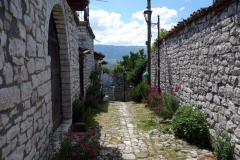 De mysiga gatorna bland bostadshusen i Berat Castle, Berat.