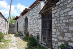 De mysiga gatorna bland bostadshusen i Berat Castle, Berat.