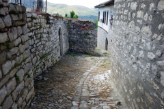 De mysiga gatorna bland bostadshusen i Berat Castle, Berat.