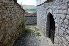 De mysiga gatorna bland bostadshusen i Berat Castle, Berat.