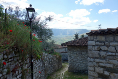 De mysiga gatorna bland bostadshusen i Berat Castle, Berat.