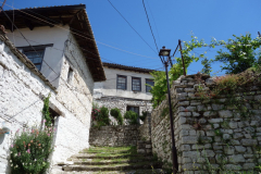 De mysiga gatorna bland bostadshusen i Berat Castle, Berat.