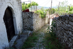 De mysiga gatorna bland bostadshusen i Berat Castle, Berat.