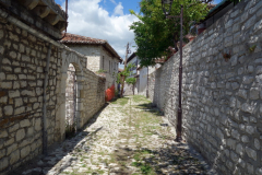 De mysiga gatorna bland bostadshusen i Berat Castle, Berat.