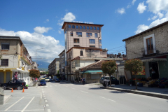 Gatuscen i centrala Berat.
