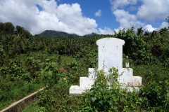 Grav vid vägen. Förmodligen någon som omkommit i en bilolycka, Biliran.