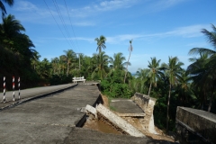 Delar av vägen har rasat nerför berget, Biliran.