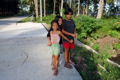 Dessa tre barn vinkade och ville att jag skulle stanna. När jag väl stannade blev dom väldigt blyga. Dessa möten är fantastiskt trevliga. Nordöstra Biliran.