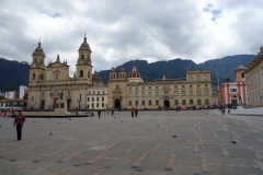 Catedral Primada de Colombia till vänster i bild, Plaza de Bolívar, La Candelaria, Bogotá.