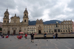 Catedral Primada de Colombia till vänster i bild, Plaza de Bolívar, La Candelaria, Bogotá.